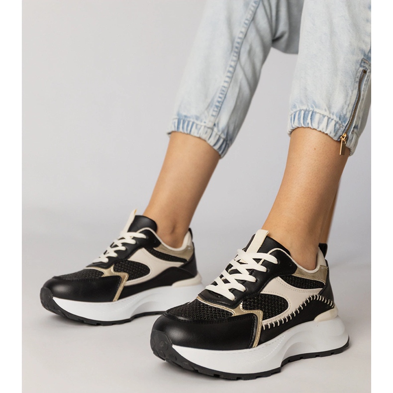 Baskets sportives noires avec un insert tressé 1