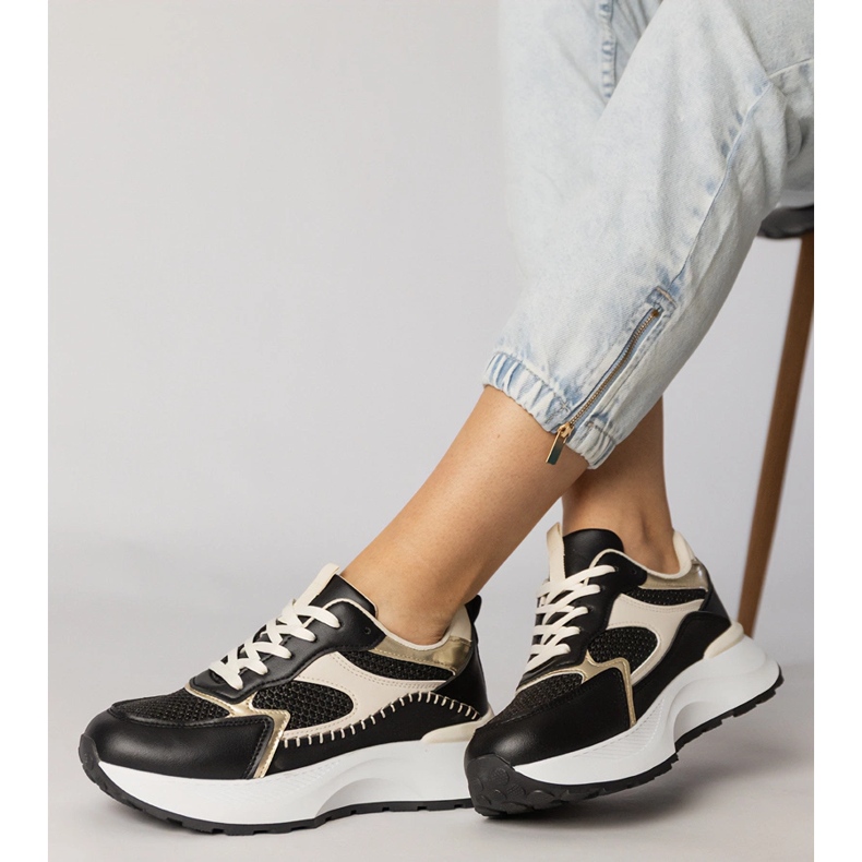 Baskets sportives noires avec un insert tressé 2