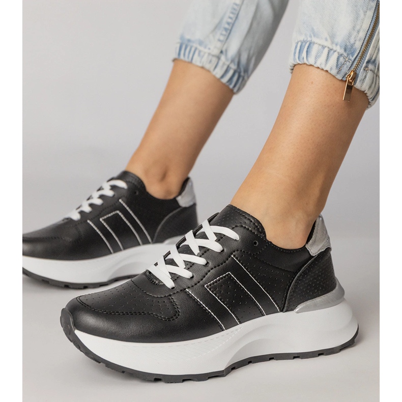 Baskets sportives noires avec un insert en argent 1