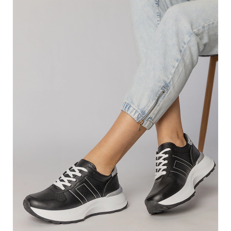 Baskets sportives noires avec un insert en argent 2