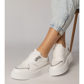 Baskets blanches avec un insert de matériau 1