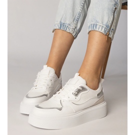Baskets blanches avec un insert de matériau 2