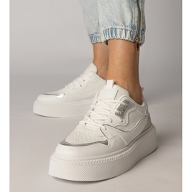 Baskets blanches avec un insert de matériau 3