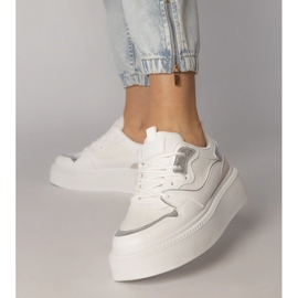 Baskets blanches avec un insert de matériau 4