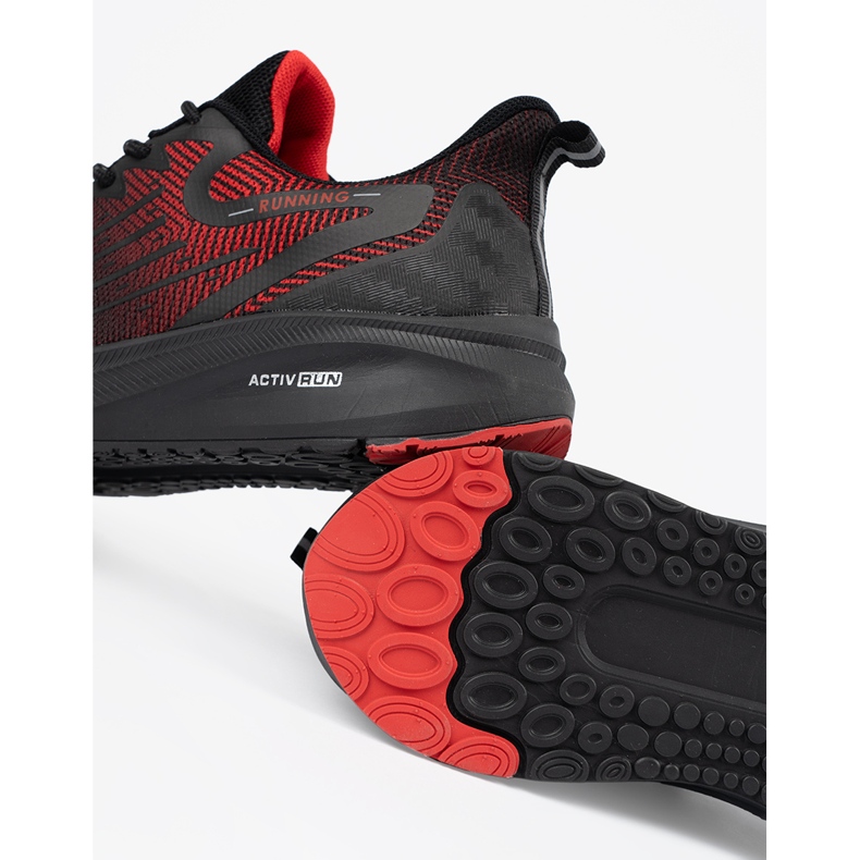 Chaussures de course noires et rouges pour courir 1