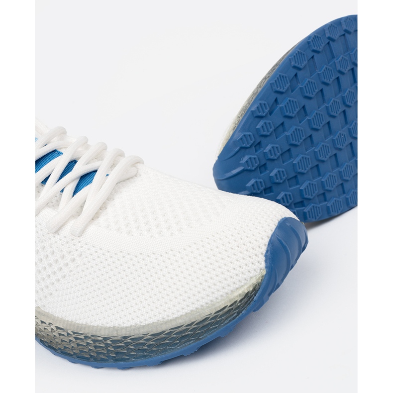 Chaussures de sport blancs avec une semelle bleue 1