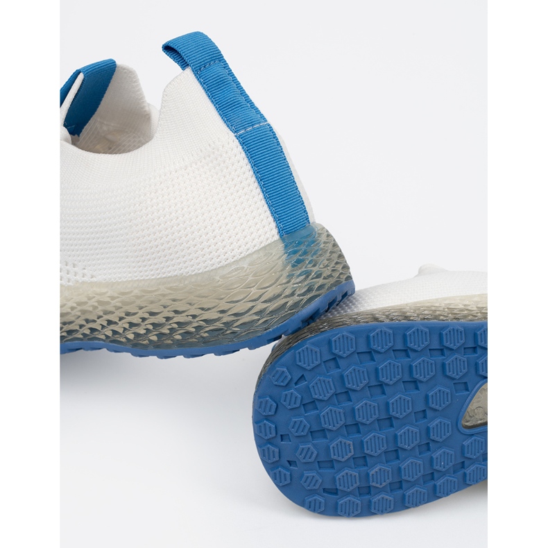 Chaussures de sport blancs avec une semelle bleue 2