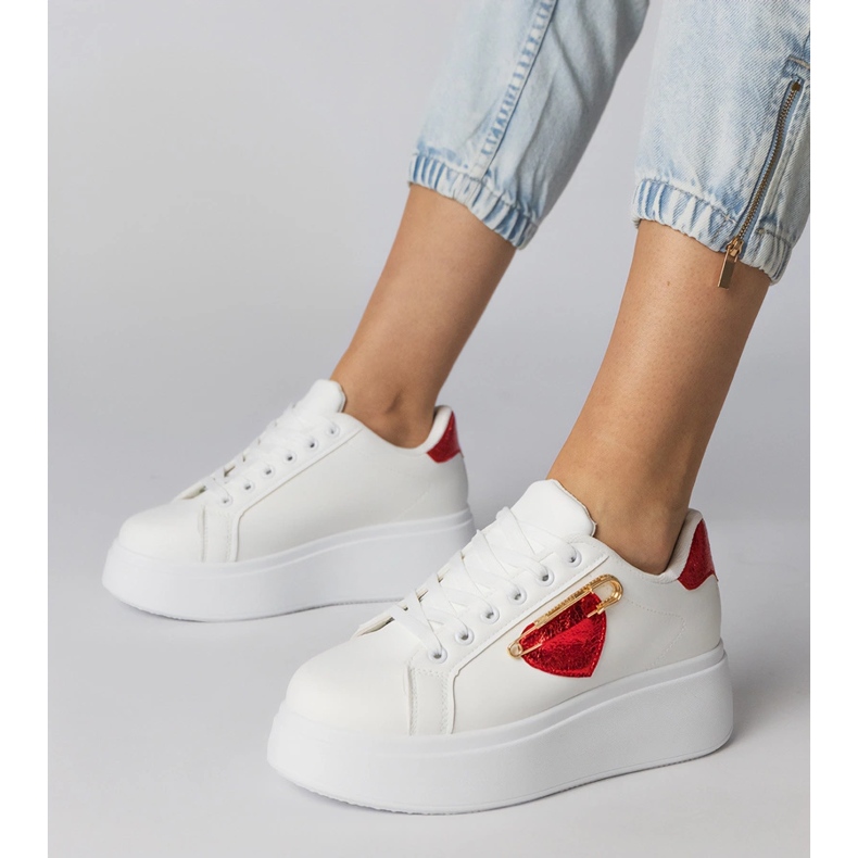 Baskets blanches avec un cœur rouge 1