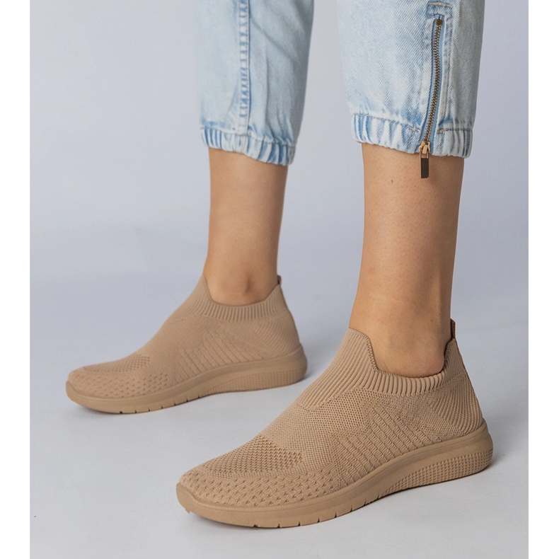 Baskets sportives beiges avec une tige de chaussette 1