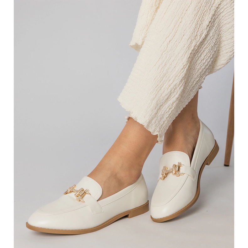Mocassins blancs ornés de zircons 1