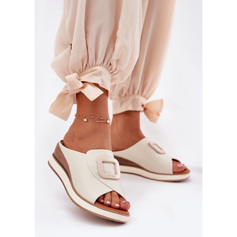 Les tongs en cuir féminin artiker 56c2145 beige léger 2 Les tongs en cuir féminin artiker 56c2145 beige léger 2