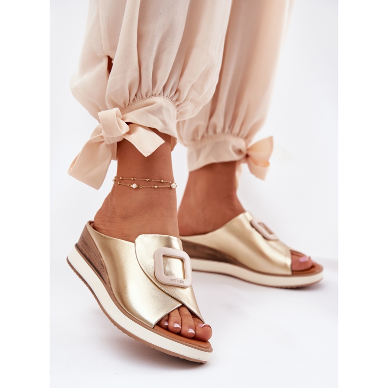 Les tongs en cuir féminin sur le coin Artiker 56C2146 doré 2