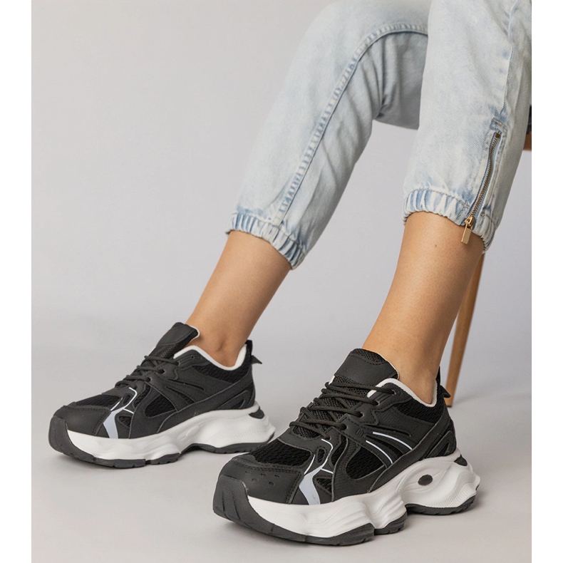 Baskets sportives noires sur une semelle massive 1