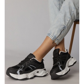 Baskets sportives noires sur une semelle massive 2