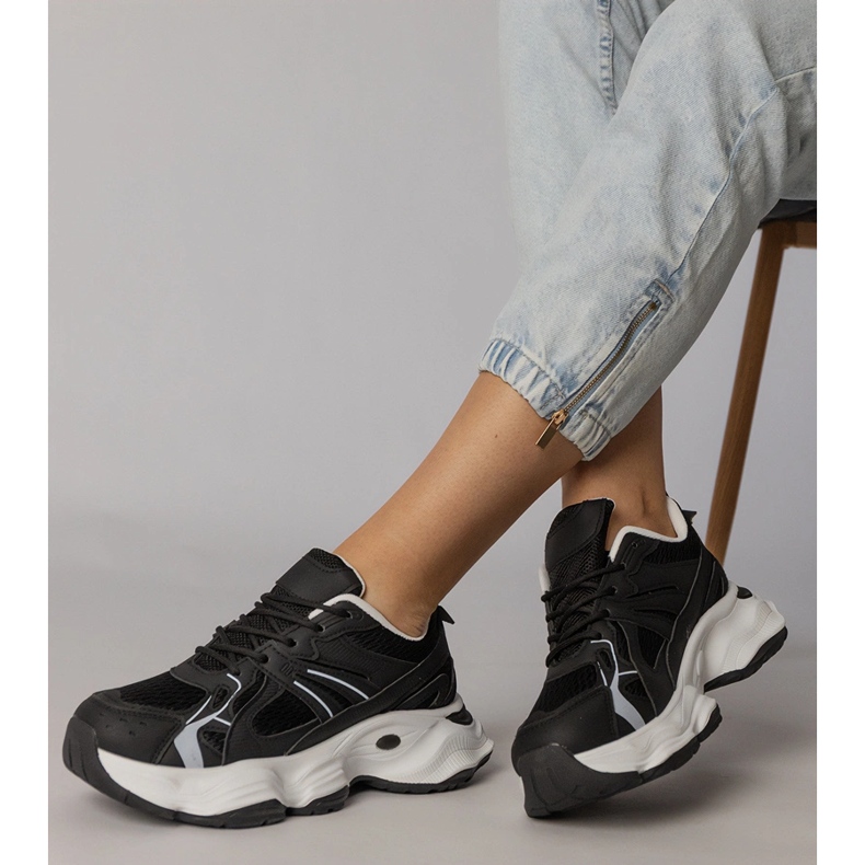 Baskets sportives noires sur une semelle massive 2