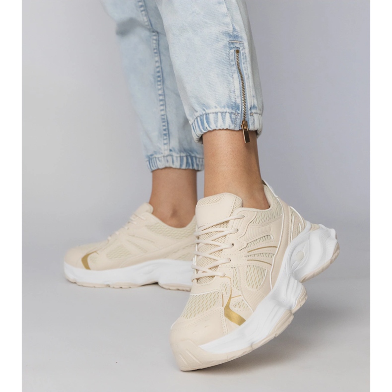 Des baskets sportives beige sur une semelle massive 1