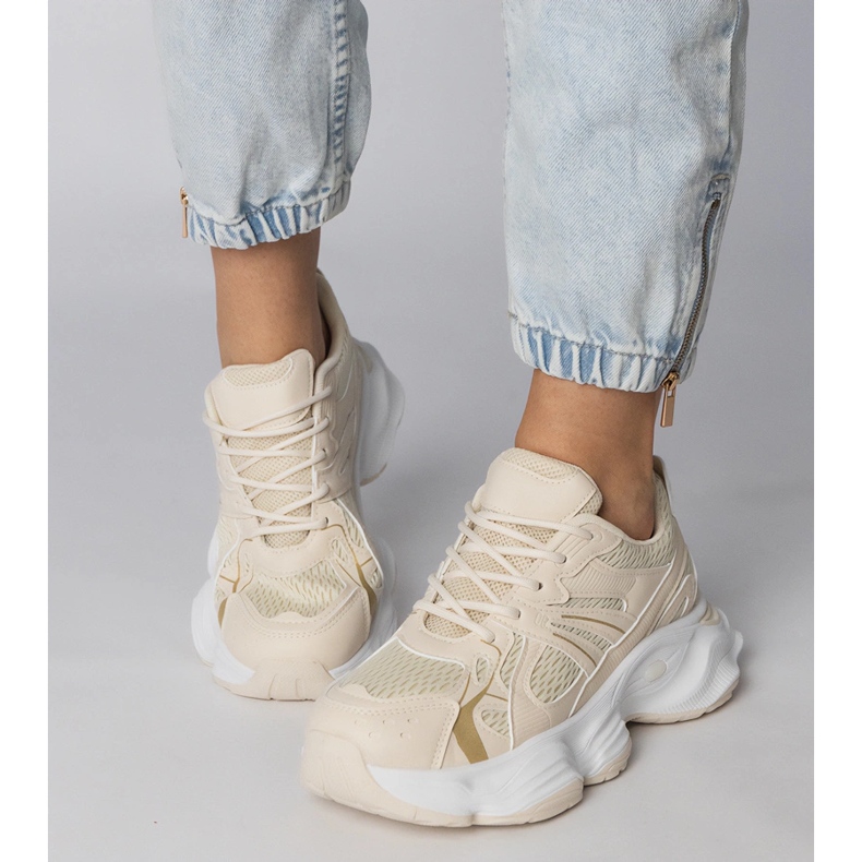Des baskets sportives beige sur une semelle massive 2