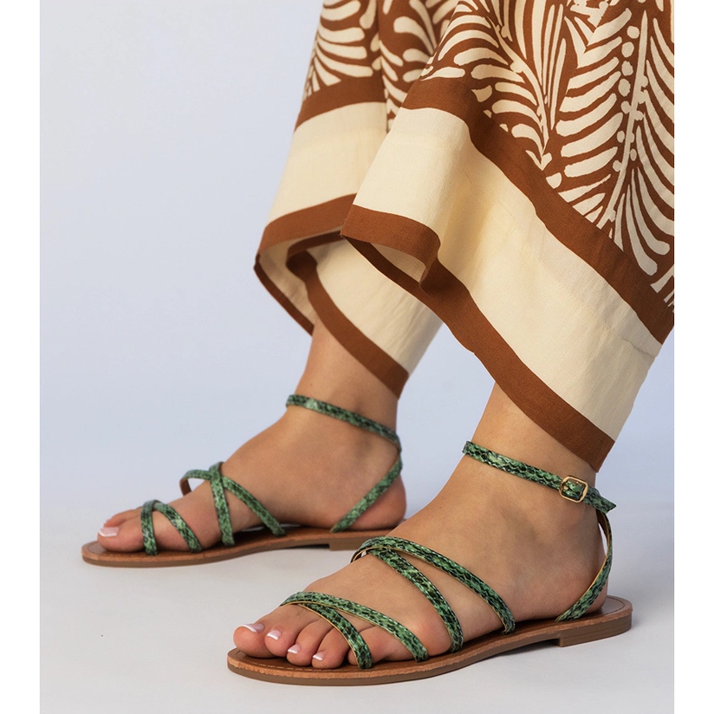 Sandales vertes sur une semelle plate 1