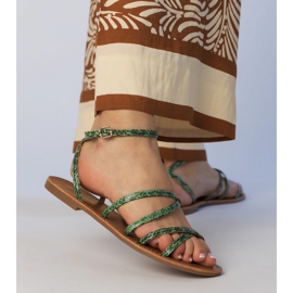 Sandales vertes sur une semelle plate 2