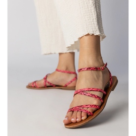 Sandales roses sur une semelle plate 1