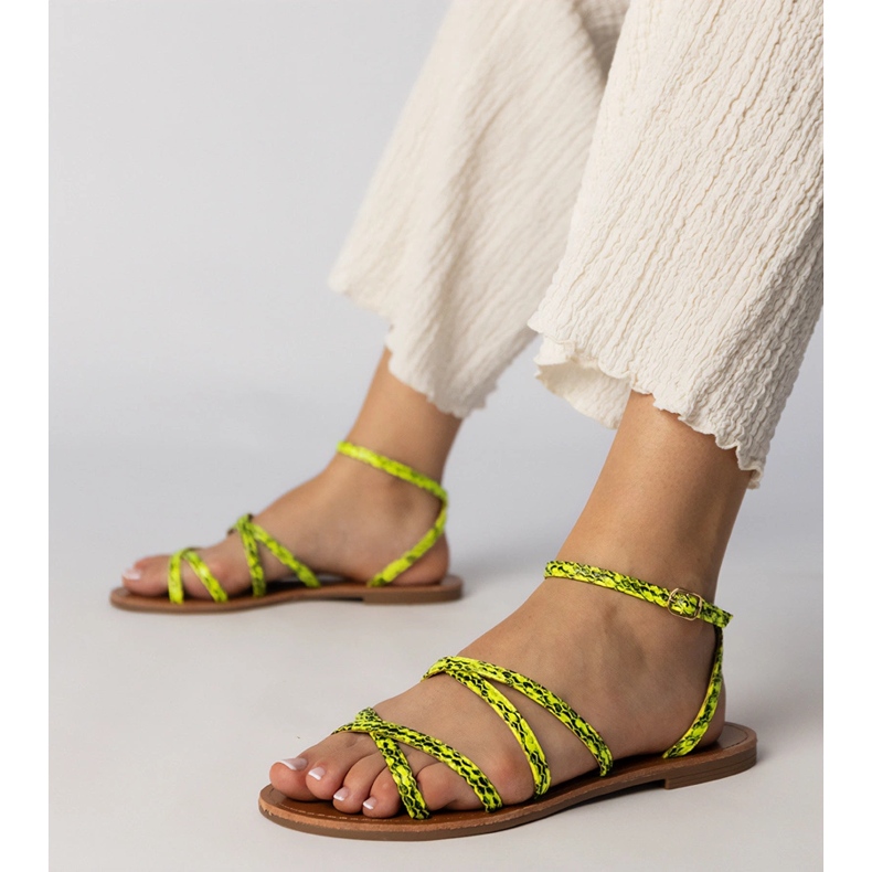 Sandales jaunes sur une semelle plate 1