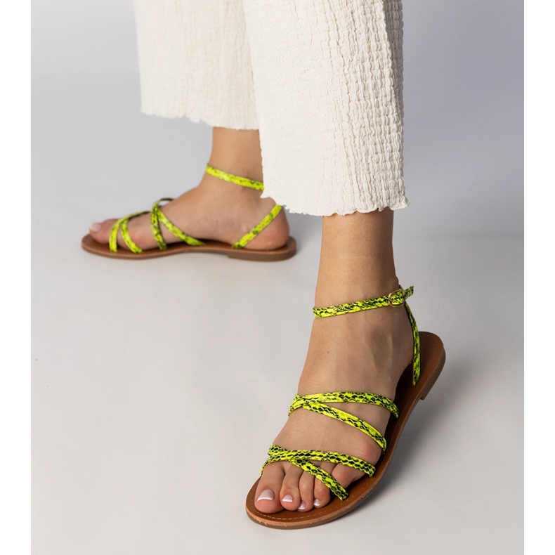 Sandales jaunes sur une semelle plate 2