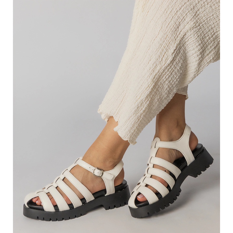 Sandales blanches sur la plate-forme avec une ligne de doigt 2