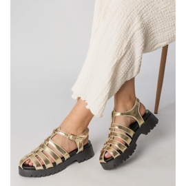 Sandales en or sur la plate-forme avec une ligne de doigt construite doré 1