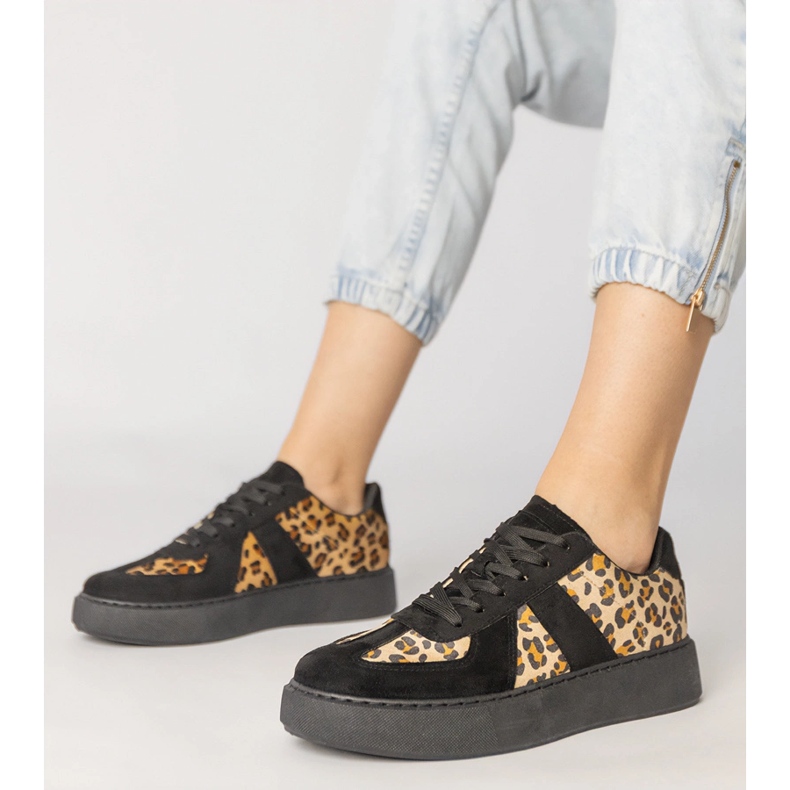 Baskets féminines à pantalon noir 1