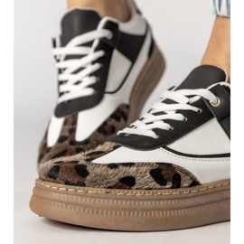 Baskets en noir et blanc avec un accessoire léopard blanche 5