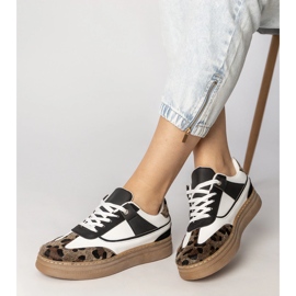 Baskets en noir et blanc avec un accessoire léopard blanche 1