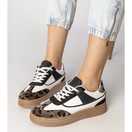 Baskets en noir et blanc avec un accessoire léopard blanche 2