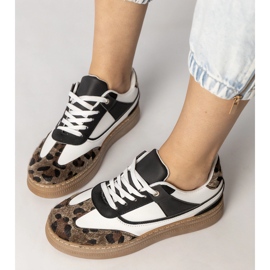Baskets en noir et blanc avec un accessoire léopard blanche 3