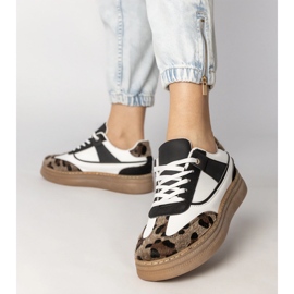 Baskets en noir et blanc avec un accessoire léopard blanche 4