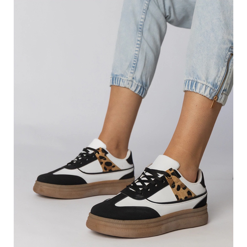 Baskets blanches et blanches avec un accessoire léopard 1