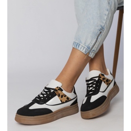Baskets blanches et blanches avec un accessoire léopard 2