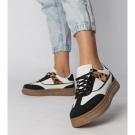 Baskets blanches et blanches avec un accessoire léopard 3