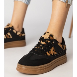 Baskets noires avec un accessoire léopard le noir 1