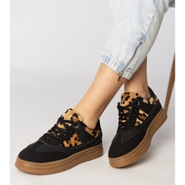 Baskets noires avec un accessoire léopard le noir 2