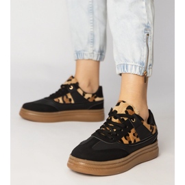 Baskets noires avec un accessoire léopard le noir 3