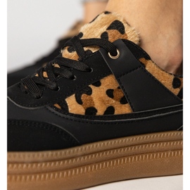 Baskets noires avec un accessoire léopard le noir 4