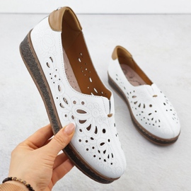 Chaussures en cuir féminine ouverte sur l'élévation du blanc Evento 7007 1