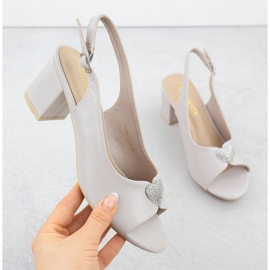 Sandales féminines sur le poteau avec un cœur décoratif gris Vinceza 20262 1