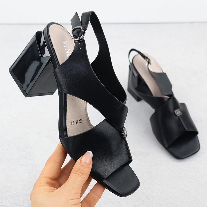 Sandales féminines sur le poste décoratif Black Vinceza 62238 noir 1