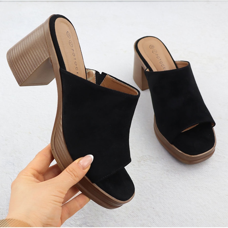 Les tongs en daim féminins sur le Black Potocki Post 54309 noir 1