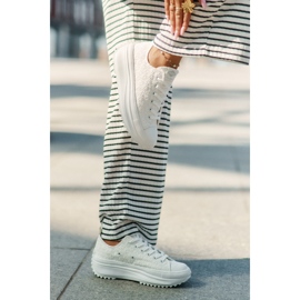 Sneakers pour femmes avec broderie sur la plate-forme Lee Cooper LCW-25-31-3465L White blanc 2