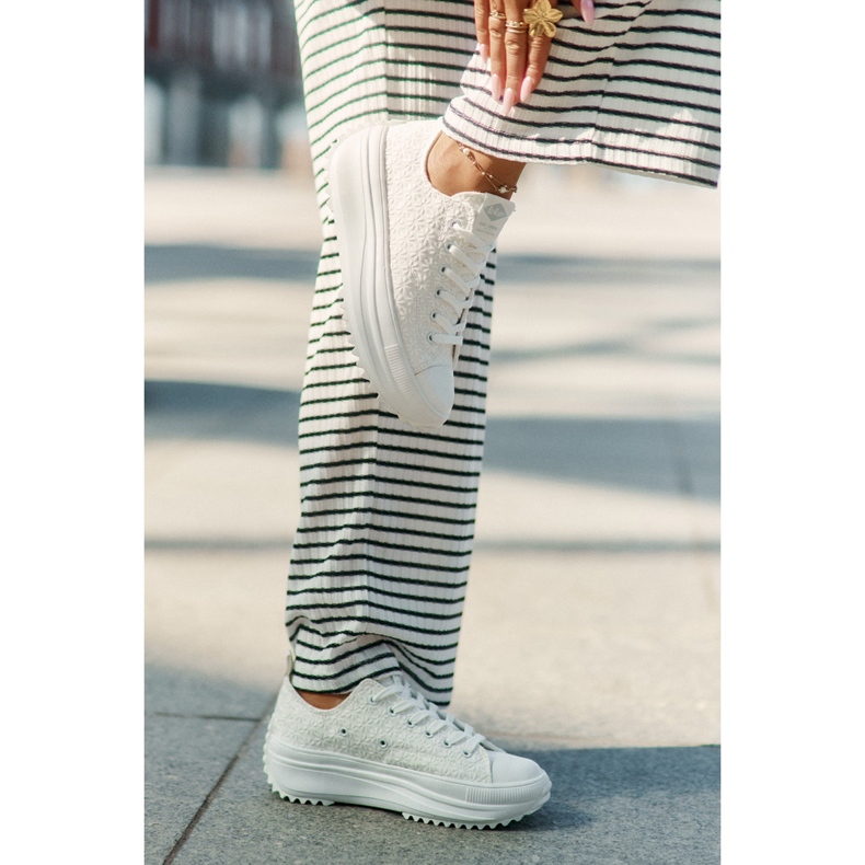 Sneakers pour femmes avec broderie sur la plate-forme Lee Cooper LCW-25-31-3465L White blanc 2
