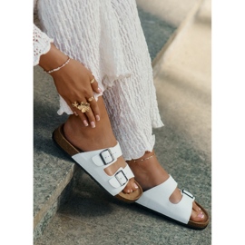 Evento Slippers pour femmes sur une plate-forme en liège avec des boucles blanches 2 Evento Slippers pour femmes sur une plate-forme en liège avec des boucles blanches 2