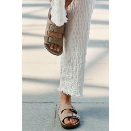 Evento Les tongs pour femmes avec des pinces sur une plate-forme en liège beige 2 Evento Les tongs pour femmes avec des pinces sur une plate-forme en liège beige 2