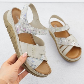 Sandales velcro confortables en cuir avec des fleurs beiges t.sokolski L25-173 1 Sandales velcro confortables en cuir avec des fleurs beiges t.sokolski L25-173 1